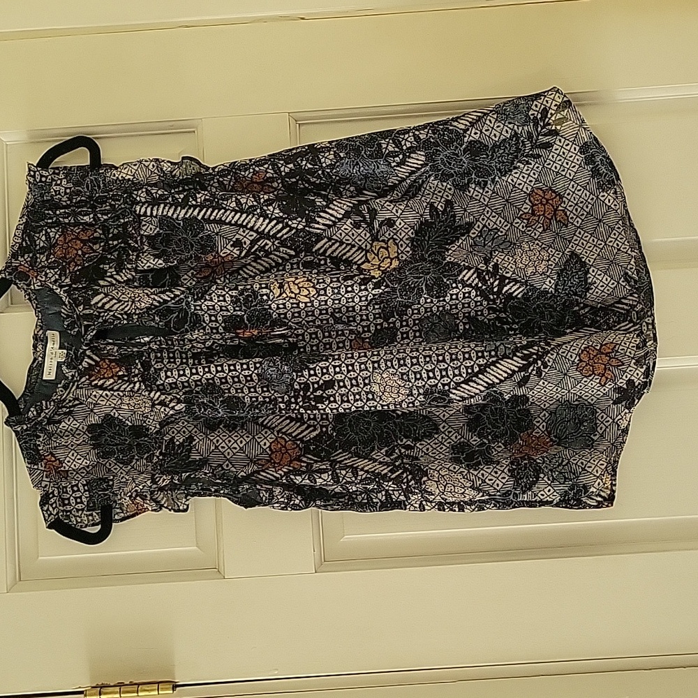 NWOT MAISON d'AMELIE Blue Floral Capped Sleeve Blouse